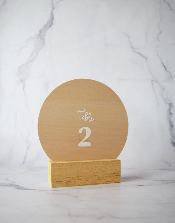 numéro de table rond en bois