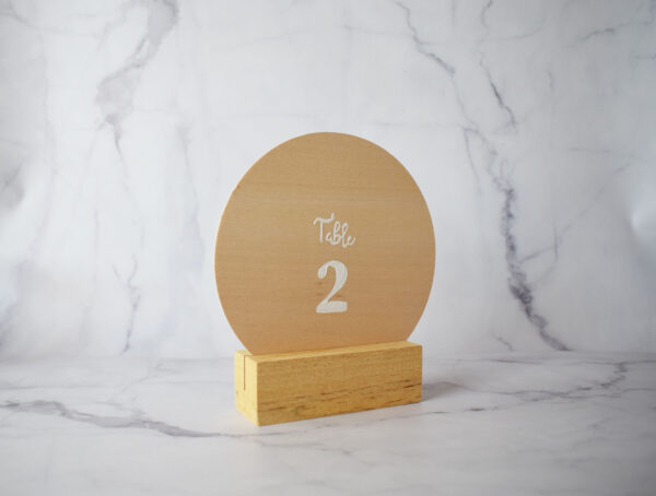 numéro de table rond en bois