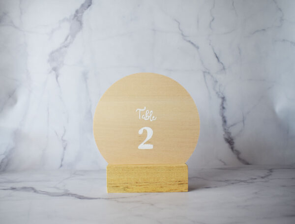 numéro de table rond en bois