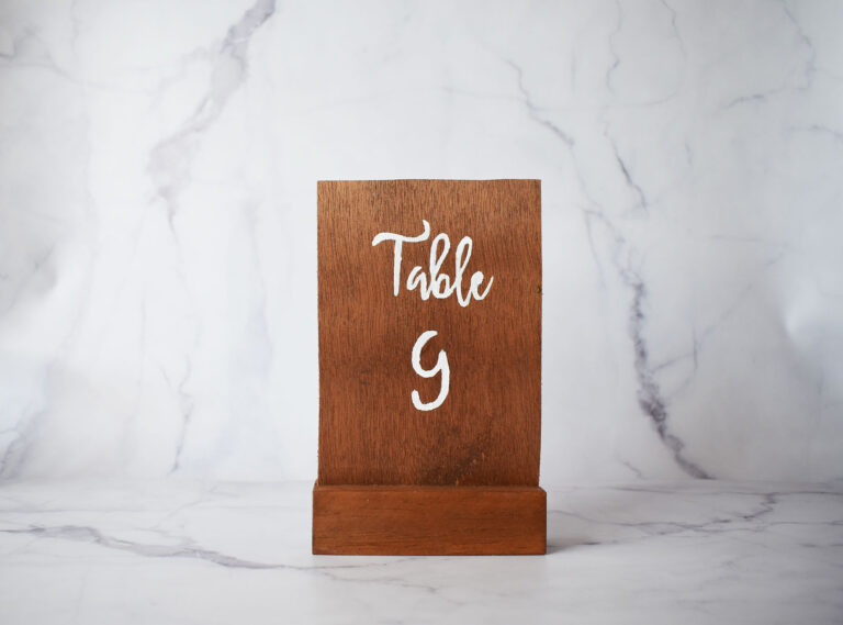 numéro de table en bois